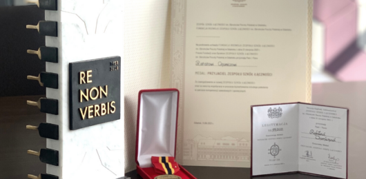 Statuette “RE NON VERBIS”